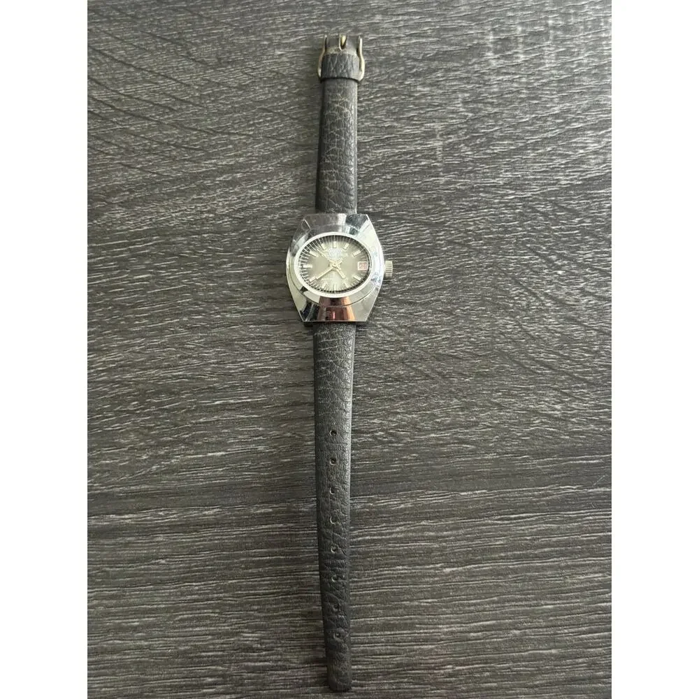 Grand Prix Deluxe 17 Antimagnetic Silver Tone Wristwatch Stainless‎ Steel Back